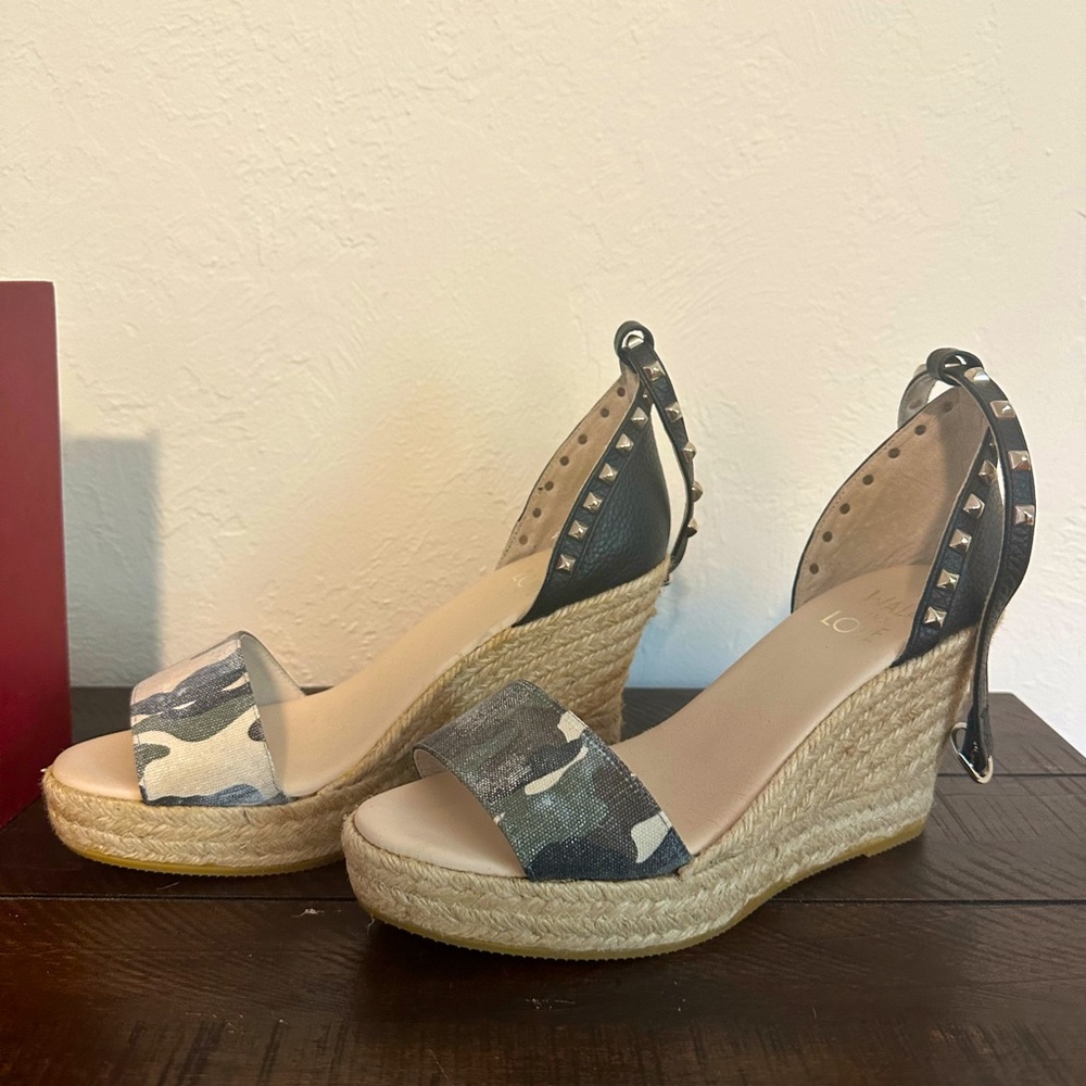 Walk and Love size 9.5 platform wedges